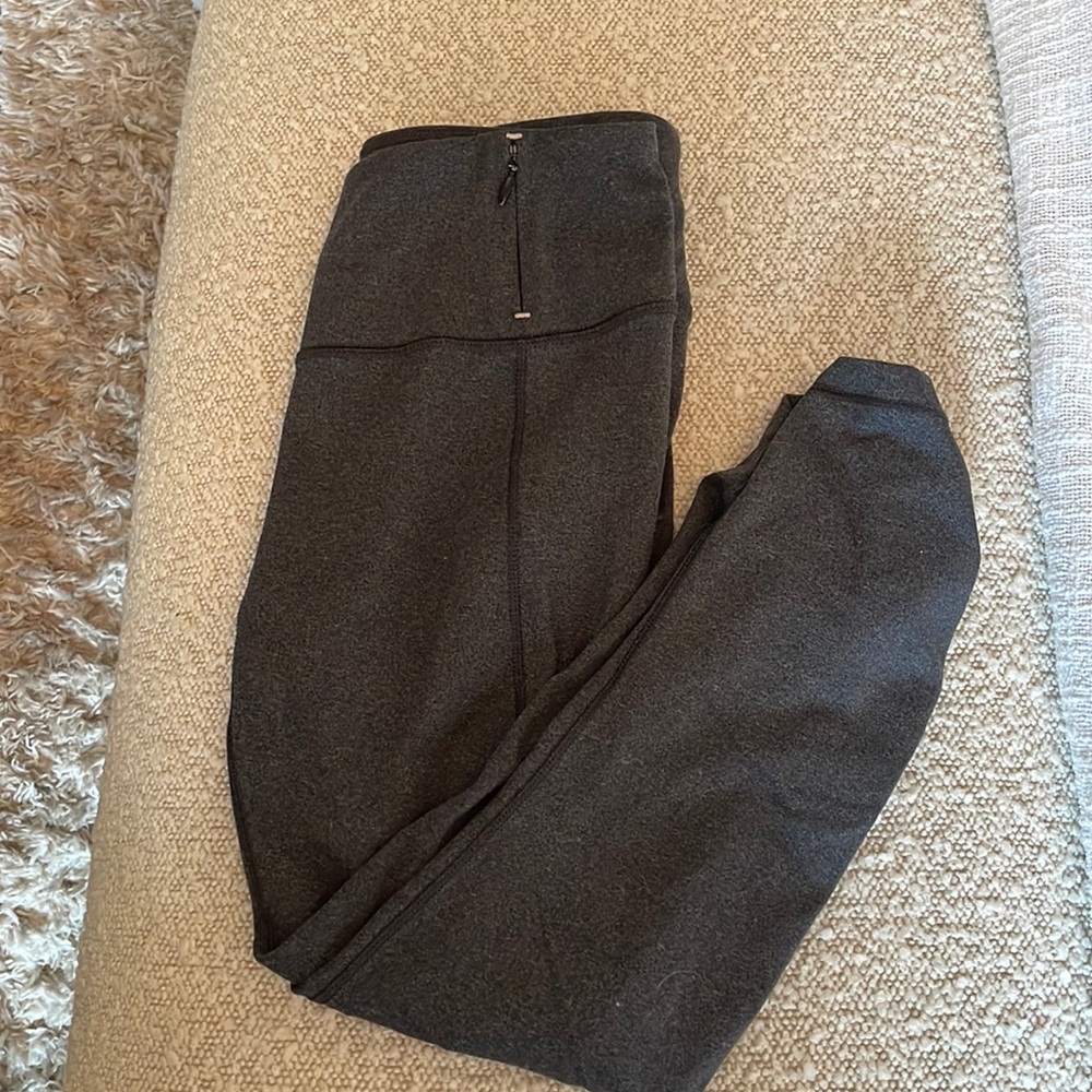 Three quarter length gray leggings